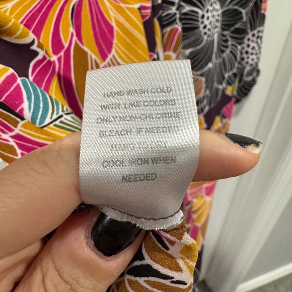 DR2 Floral V-Neck Blouse – Size Medium‎ - Picture 6 of 6